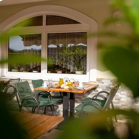 两只公鸡家庭旅馆 3* 布莱德