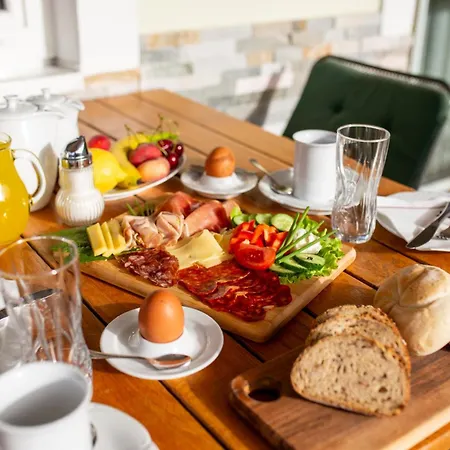 Gostisce Pri Dveh Petelinih بيت ضيافة بليد