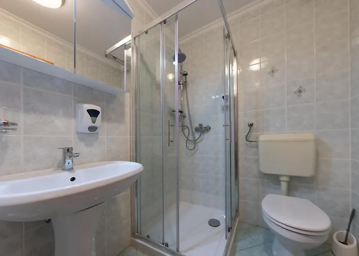 Gostisce Pri Dveh Petelinih 3*